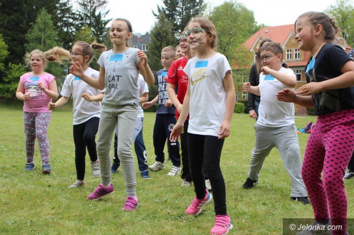 dzieci-bawiy-sie-na-zaproszenie-uczelni-foto-63348