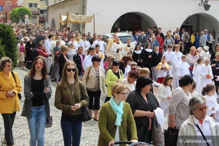 procesja-przesza-ulicami-miasta-foto-63396