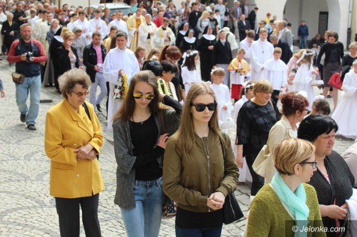 procesja-przesza-ulicami-miasta-foto-63396
