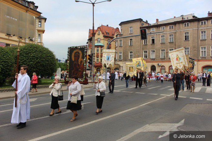 procesja-przesza-ulicami-miasta-foto-63396