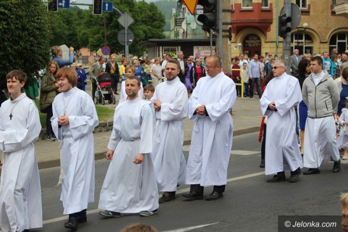 procesja-przesza-ulicami-miasta-foto-63396