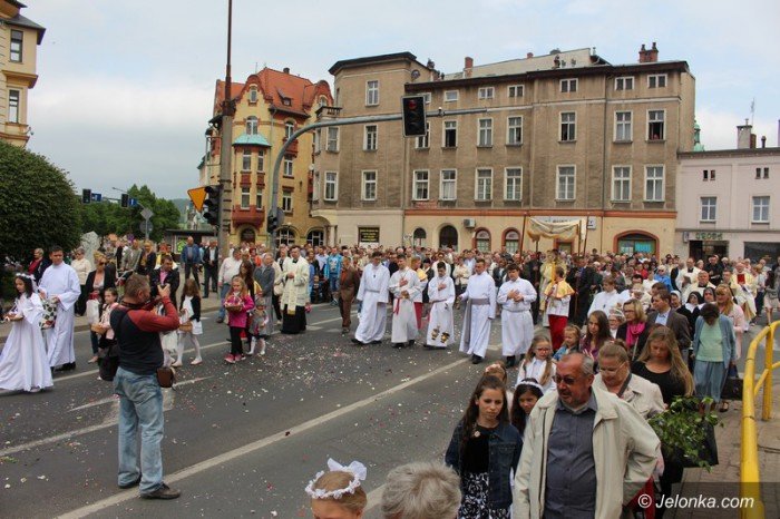procesja-przesza-ulicami-miasta-foto-63396