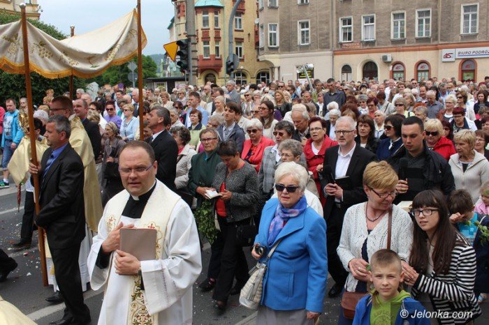 procesja-przesza-ulicami-miasta-foto-63396