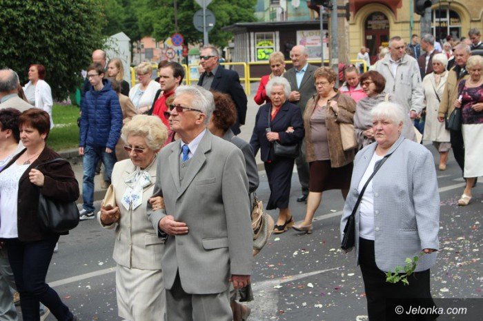procesja-przesza-ulicami-miasta-foto-63396