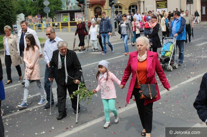 procesja-przesza-ulicami-miasta-foto-63396