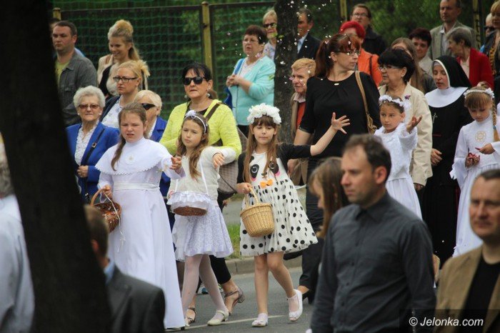 procesja-przesza-ulicami-miasta-foto-63396