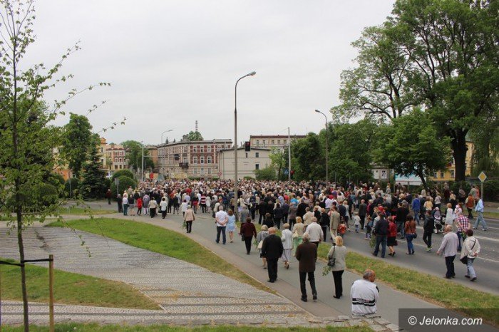 procesja-przesza-ulicami-miasta-foto-63396