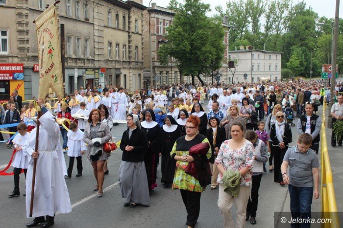 procesja-przesza-ulicami-miasta-foto-63396