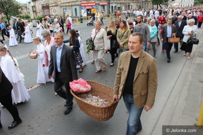procesja-przesza-ulicami-miasta-foto-63396