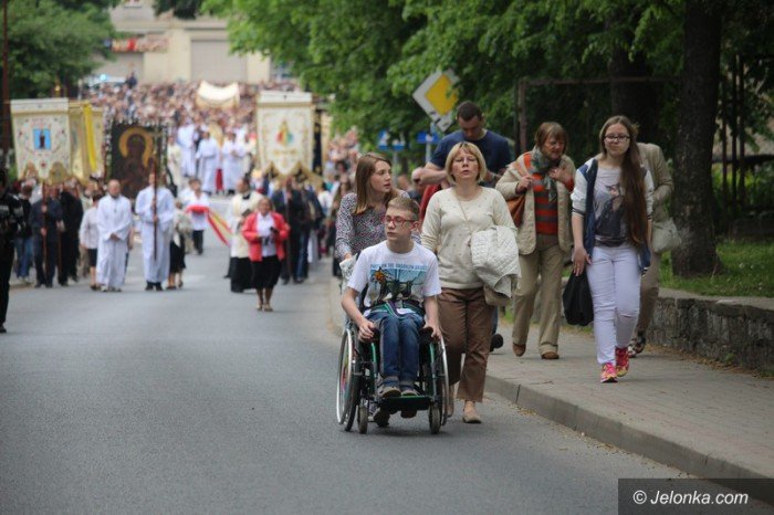 procesja-przesza-ulicami-miasta-foto-63396