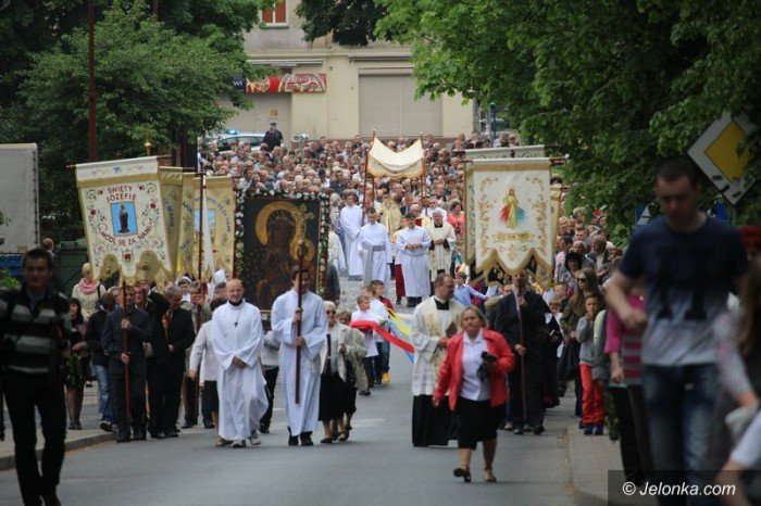 procesja-przesza-ulicami-miasta-foto-63396