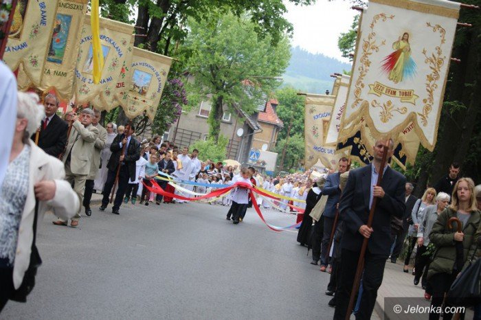 procesja-przesza-ulicami-miasta-foto-63396
