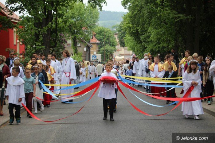 procesja-przesza-ulicami-miasta-foto-63396