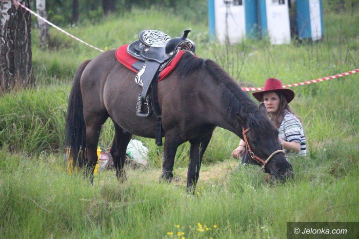 dzien-dziecka-w-deszczu-i-bocie-foto-63431