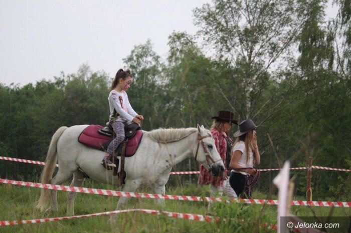 dzien-dziecka-w-deszczu-i-bocie-foto-63431