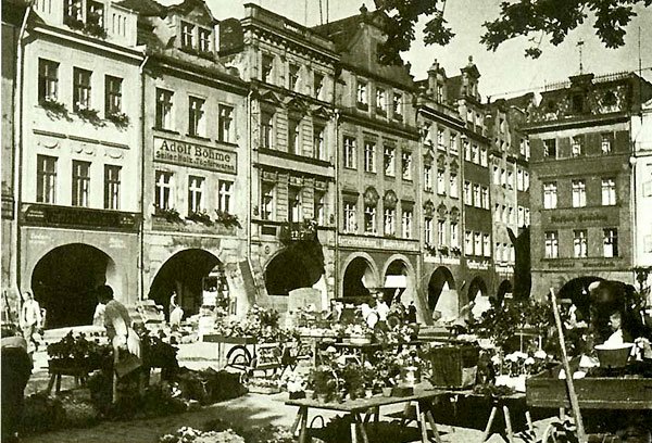 Jeden z kiermaszy w Rynku w latach 30-tych ubiegłego wieku. Widać kamienicę z salonem meblowym Adolfa Boehme.
