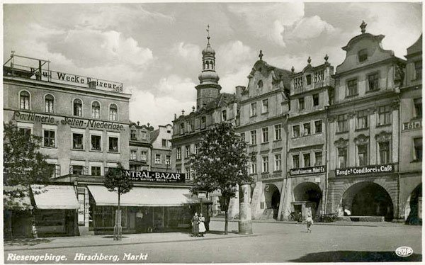 Bazar Centralny w nieistniejących już dziś przybudówkach do przybudówki ratuszowej (przebudowanej w latach 60-tych ubiegłego wieku).
