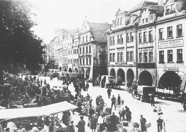 Plac Ratuszowy jako rynek.