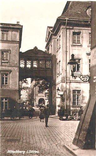 Ciekawe ujęcie z widokiem na Langstrasse (ulica Długa). Zdjęcie wykonano po 1910 roku, kiedy ratusz połączono z przybudówką przejściem w kształcie łuku.
