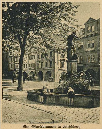 Jeszcze jeden widok na posąg Neptuna. W 1975 roku postawiono inne obramowanie fontanny.