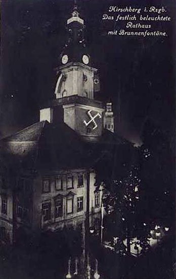 Iluminacja ratusza. Być może z okazji święta Hirschbergu. Ale swastyki jeszcze nie mają związku z Hitlerem. Zdjęcie powstało w latach 20-tych.