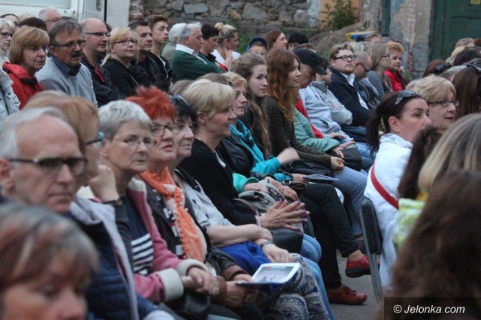 powojenne-podworko-z-teatrem-modrzejewskiej-foto-63528