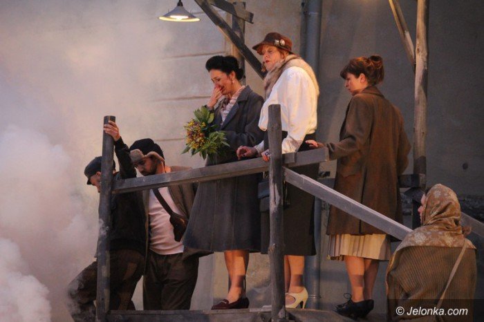 powojenne-podworko-z-teatrem-modrzejewskiej-foto-63528