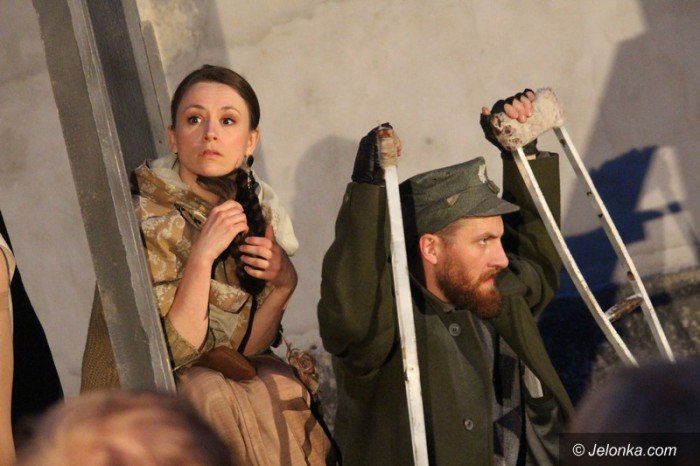 powojenne-podworko-z-teatrem-modrzejewskiej-foto-63528