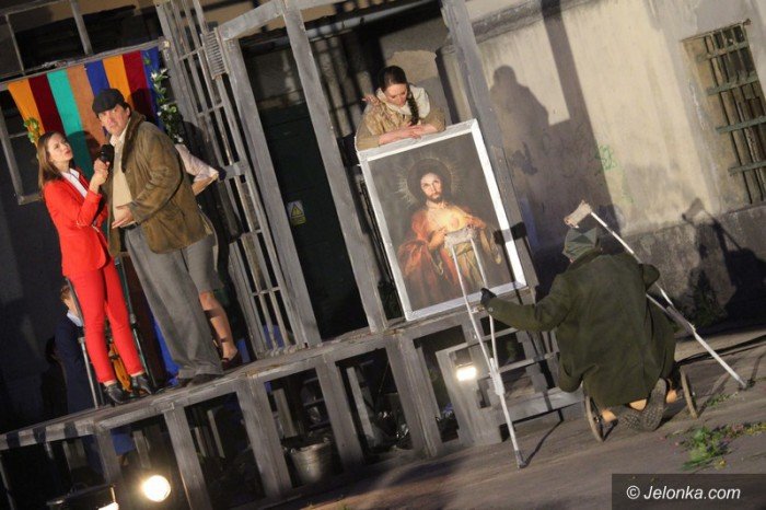 powojenne-podworko-z-teatrem-modrzejewskiej-foto-63528