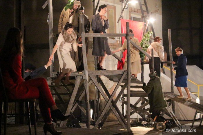 powojenne-podworko-z-teatrem-modrzejewskiej-foto-63528