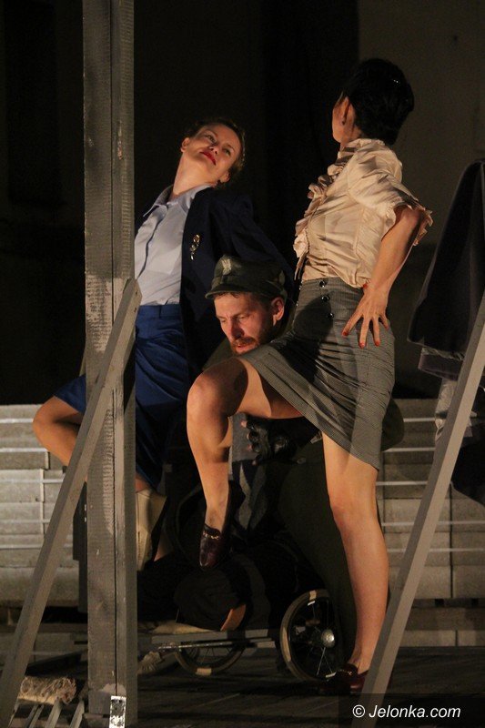 powojenne-podworko-z-teatrem-modrzejewskiej-foto-63528