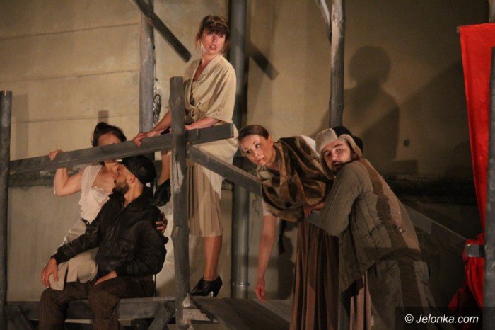 powojenne-podworko-z-teatrem-modrzejewskiej-foto-63528