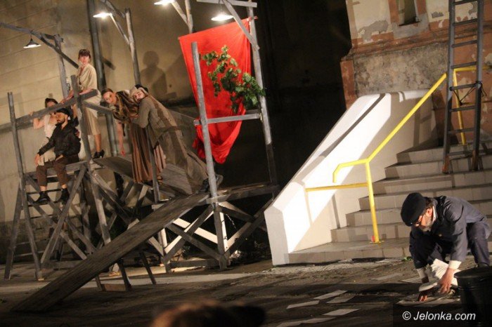 powojenne-podworko-z-teatrem-modrzejewskiej-foto-63528