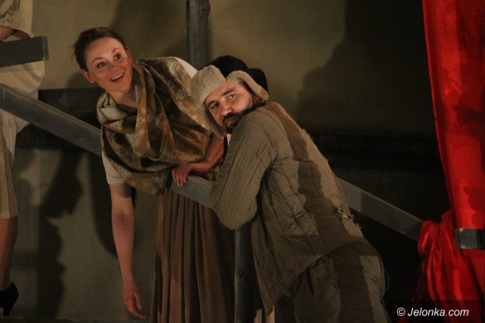 powojenne-podworko-z-teatrem-modrzejewskiej-foto-63528
