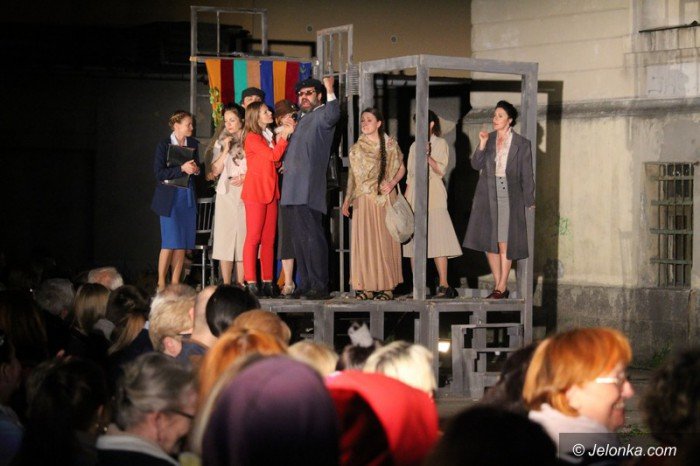 powojenne-podworko-z-teatrem-modrzejewskiej-foto-63528