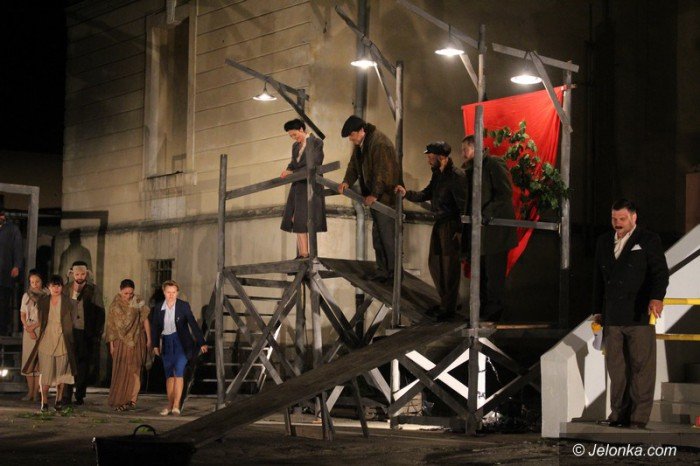 powojenne-podworko-z-teatrem-modrzejewskiej-foto-63528