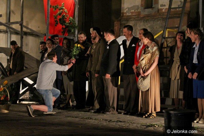 powojenne-podworko-z-teatrem-modrzejewskiej-foto-63528