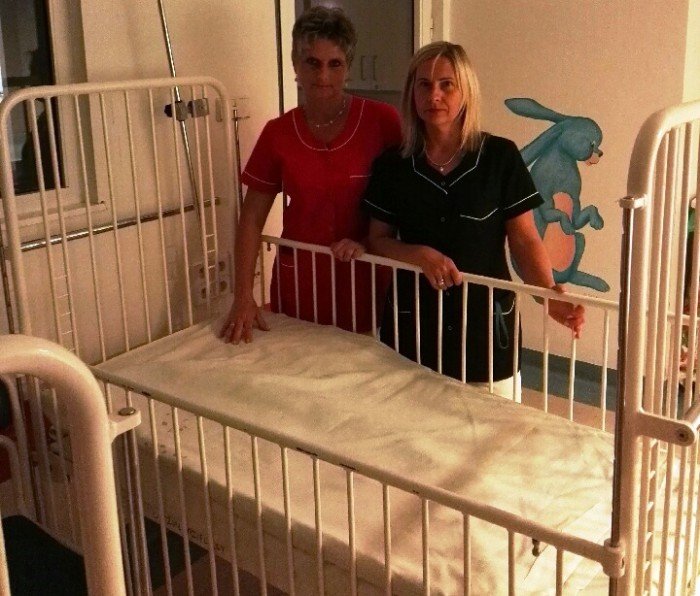 Anna Sinica, prezes Stowarzyszenia Pomocy Chorym Dzieciom oraz pielęgniarka Dorota Ochota na oddziale pediatrycznym