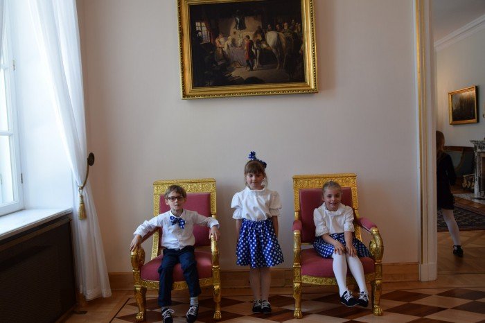 dzieci-z-okraglaczka-w-belwederze-foto-63585