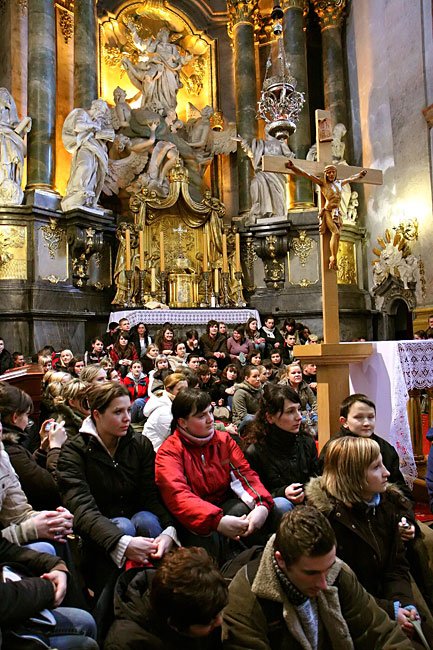 Nauka studniówkowego poloneza pozostała dla maturzystów miłym wspomnieniem. Część z nich w tej samej sali za ponad miesiąc przystąpi do stresującego egzaminu.