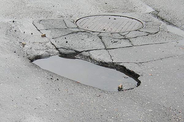 Dziura na ul. Wita Stwosza w Cieplicach straszy kierowców od dwóch miesięcy