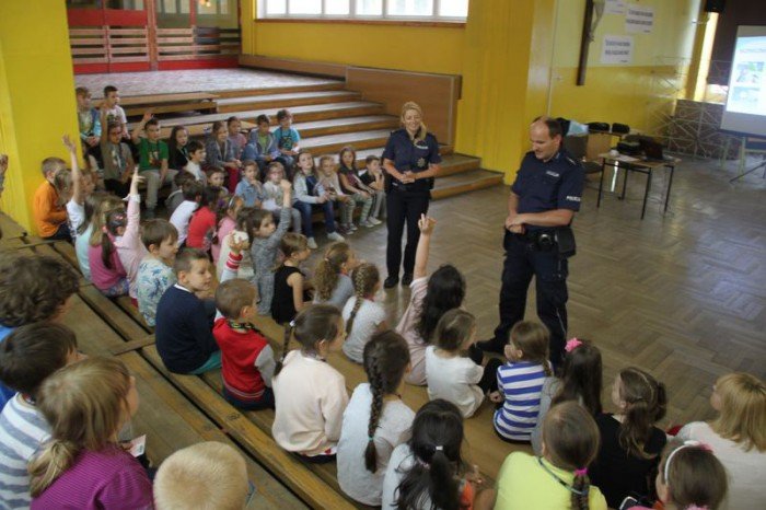 policjanci-rozmawiaja-z-dziecmi-o-bezpieczenstwie-foto-63748