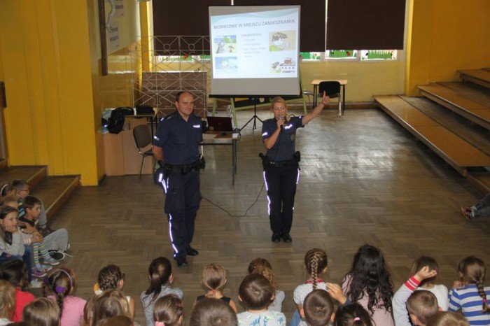 policjanci-rozmawiaja-z-dziecmi-o-bezpieczenstwie-foto-63748