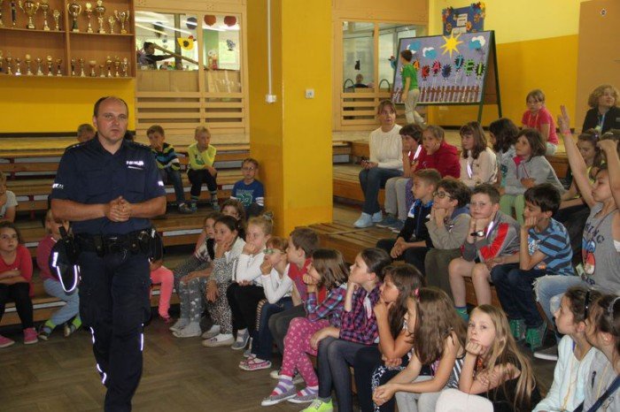policjanci-rozmawiaja-z-dziecmi-o-bezpieczenstwie-foto-63748