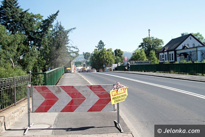 renowacja-barierek-mostu-kobieca-reka-foto-63848