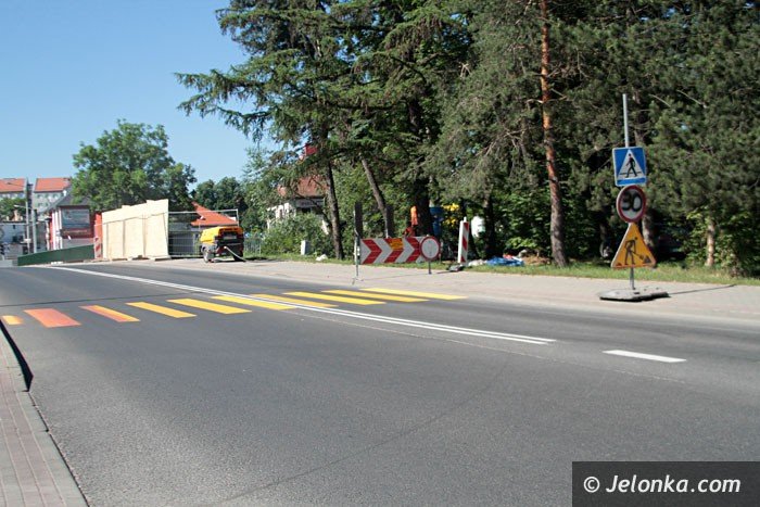 renowacja-barierek-mostu-kobieca-reka-foto-63848