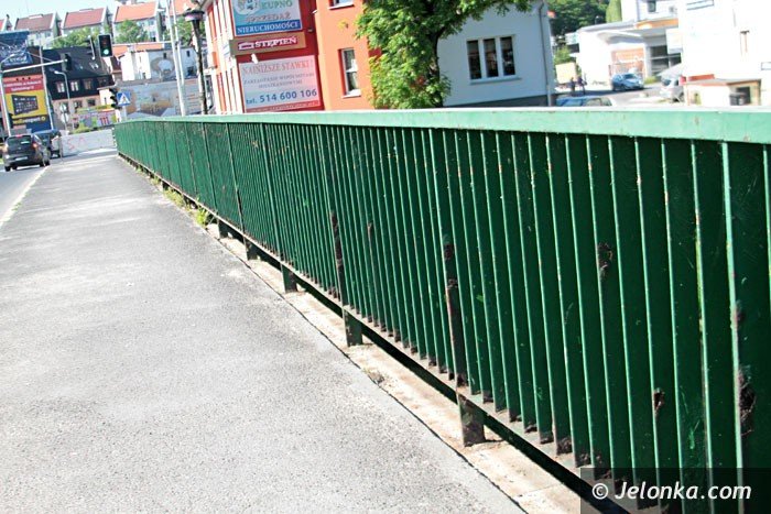 renowacja-barierek-mostu-kobieca-reka-foto-63848