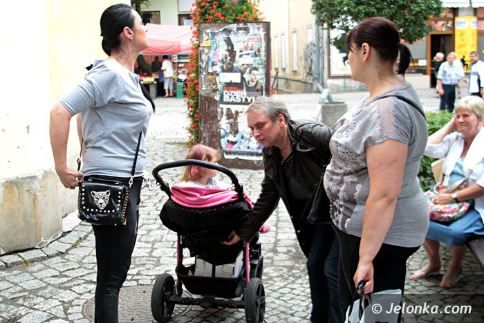 ktos-wyrzuci-malenkie-pieski-na-deptak-foto-63858