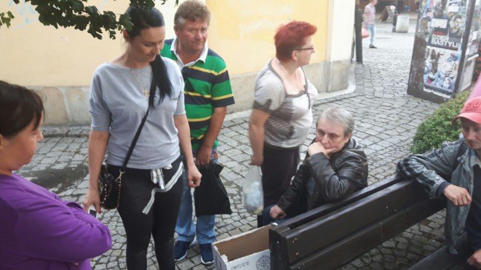 ktos-wyrzuci-malenkie-pieski-na-deptak-foto-63858