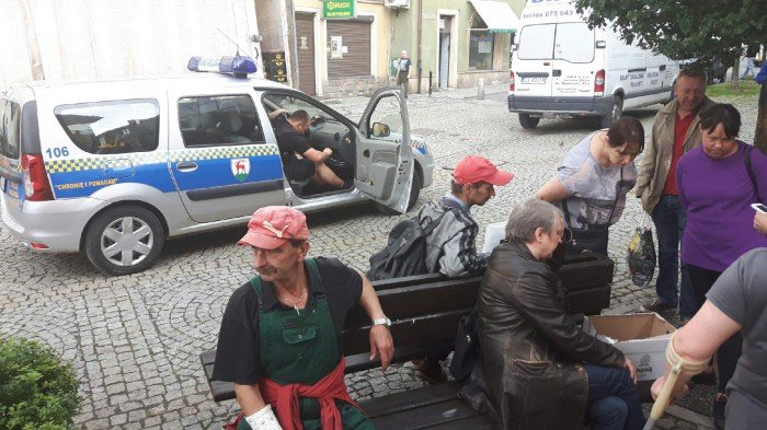 ktos-wyrzuci-malenkie-pieski-na-deptak-foto-63858